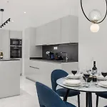 7 Luxury By Karat شقة